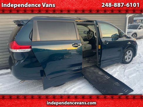 Used 2012 Toyota Sienna LE image 1