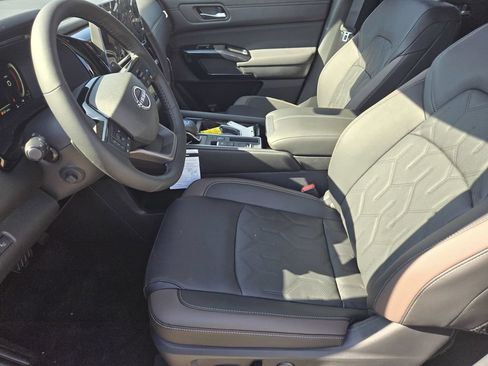 New 2026 Nissan Pathfinder Platinum w/ Cargo Package FWD image 10