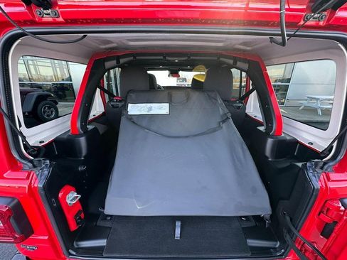 Used 2025 Jeep Wrangler Unlimited Sahara image 17