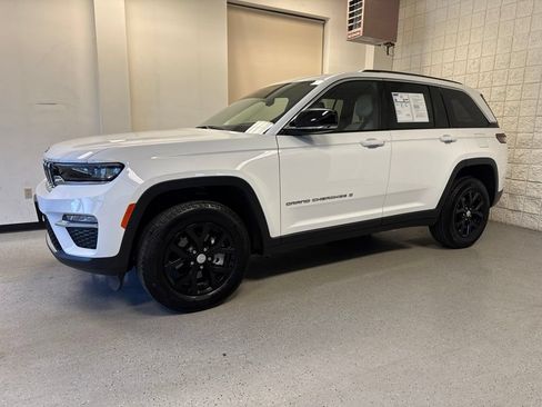Used 2023 Jeep Grand Cherokee Limited AWD/4WD image 14