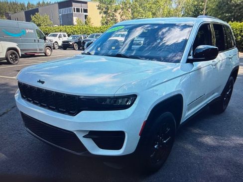 Used 2024 Jeep Grand Cherokee Altitude AWD/4WD image 1