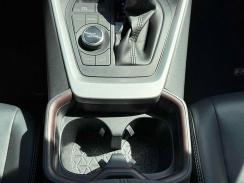 Used 2020 Toyota RAV4 Limited image 4