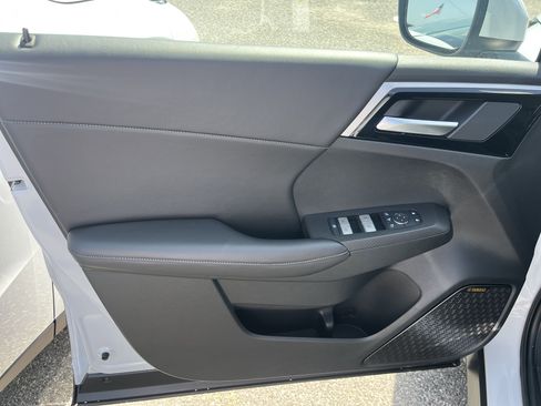 New 2025 Mitsubishi Outlander SE image 4