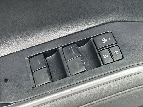 Used 2023 Toyota Highlander XLE AWD/4WD image 12