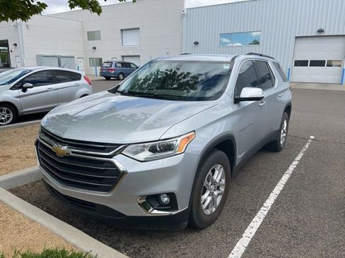 Used 2020 Chevrolet Traverse LT image 3