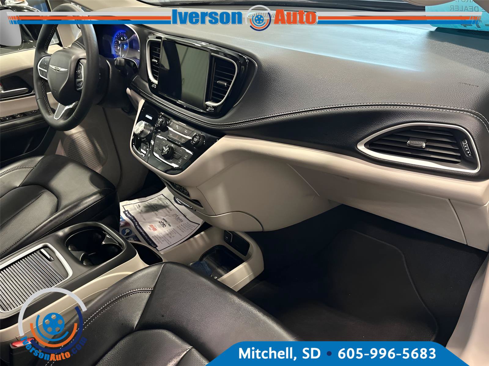 Used 2024 Chrysler Pacifica Touring-L AWD/4WD image 35