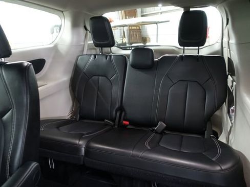 Used 2024 Chrysler Pacifica Touring-L image 19