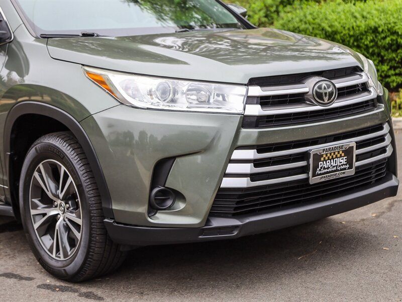 Used 2017 Toyota Highlander LE AWD/4WD image 9