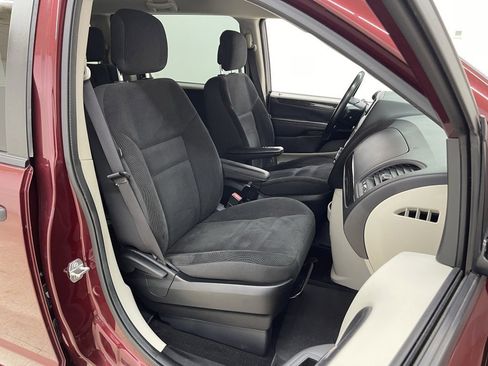 Used 2019 Dodge Grand Caravan SE w/ UConnect Hands-Free Group image 12