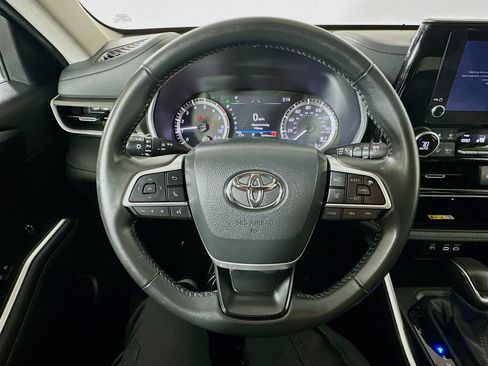 Used 2024 Toyota Highlander XLE AWD/4WD image 11