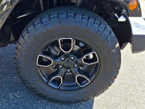 Used 2018 Jeep Wrangler Unlimited Sahara AWD/4WD image 9