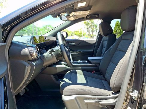 Used 2025 Chevrolet Equinox LT FWD image 13