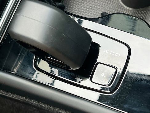 Used 2023 Volvo XC40 Recharge Ultimate image 17