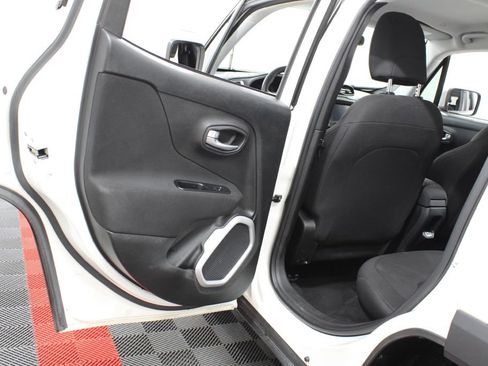 Used 2018 Jeep Renegade Latitude FWD image 17