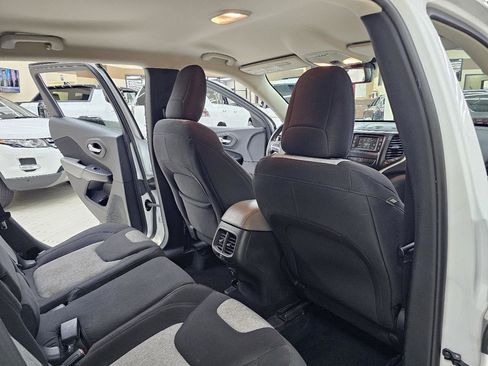 Used 2014 Jeep Cherokee Latitude w/ Comfort/Convenience Group AWD/4WD image 22