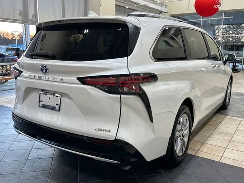 Used 2025 Toyota Sienna Limited image 3