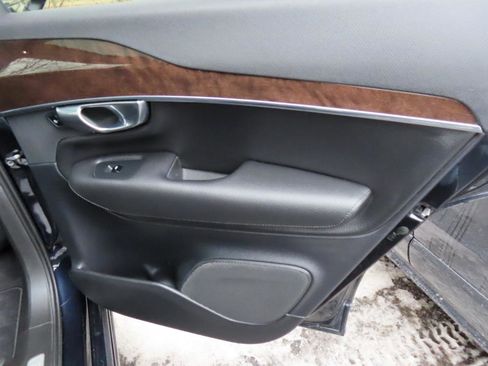 Used 2017 Volvo XC90 T6 Momentum w/ Vision Package image 20