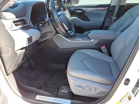 Used 2023 Toyota Highlander Limited image 14