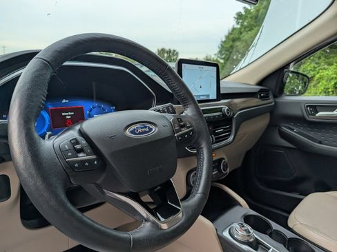 Used 2020 Ford Escape Titanium AWD/4WD image 30