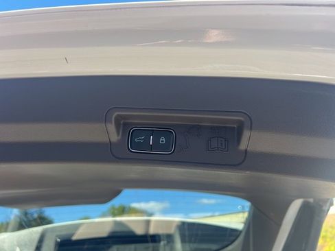 Used 2023 Ford Explorer Platinum w/ Technology Package image 17