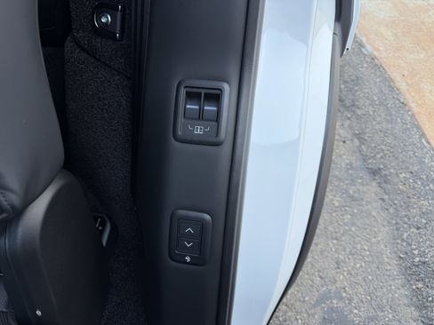 Used 2025 Land Rover Range Rover Long Wheelbase SE image 13