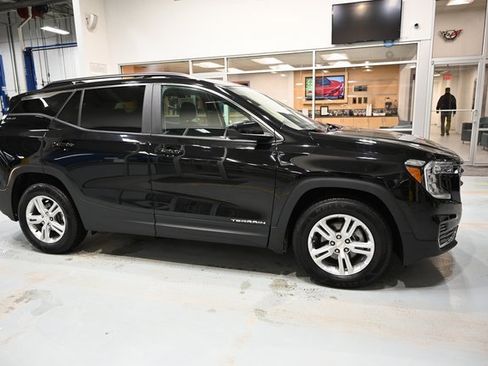 Used 2022 GMC Terrain SLE w/ Driver Convenience Package image 4