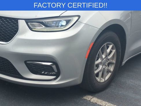 Certified 2024 Chrysler Pacifica Touring-L FWD image 9