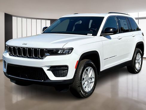 Used 2025 Jeep Grand Cherokee Laredo X w/ Luxury Tech Group I AWD/4WD image 2