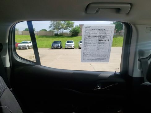 Used 2021 GMC Acadia SLE FWD image 16