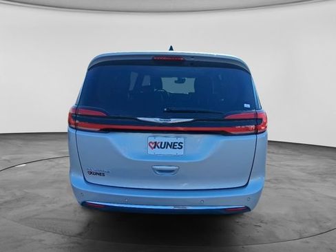 Used 2024 Chrysler Pacifica Touring-L FWD image 9