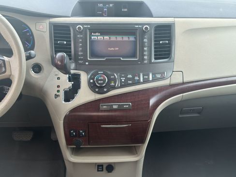 Used 2011 Toyota Sienna XLE w/ XLE Navigation Pkg FWD image 20