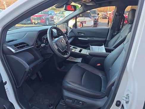 Used 2023 Toyota Sienna XSE image 14