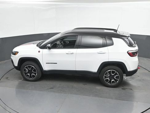 Used 2025 Jeep Compass Trailhawk AWD/4WD image 36