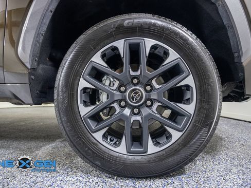 Used 2024 Toyota Tundra Limited AWD/4WD image 46