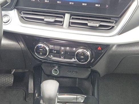 Used 2025 Chevrolet Trax LT w/ LT Convenience Package FWD image 21