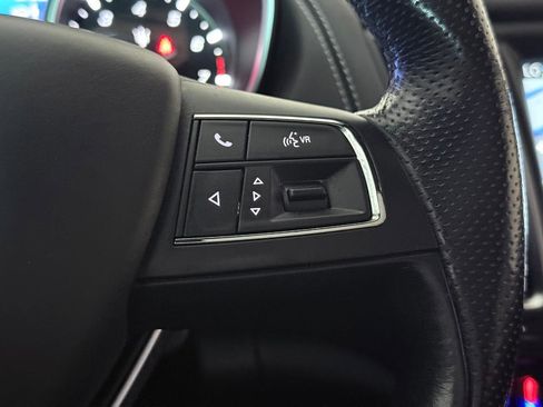 Used 2020 Maserati Levante AWD/4WD image 40