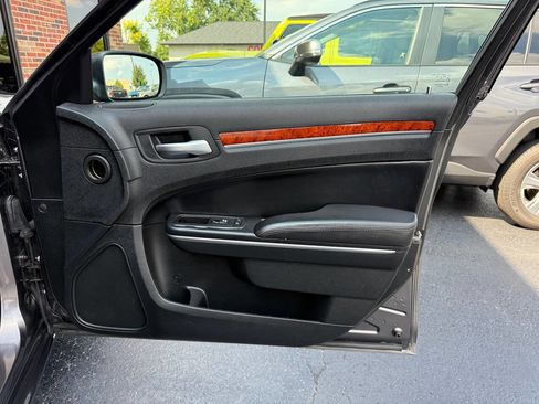 Used 2014 Chrysler 300 w/ Driver Convenience Group image 22