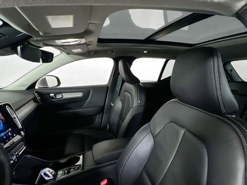 Used 2023 Volvo XC40 B5 Plus image 22