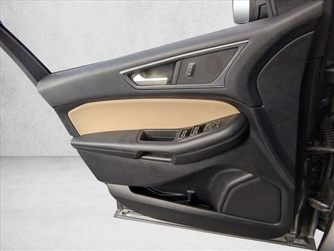 Used 2021 Ford Edge SE image 22