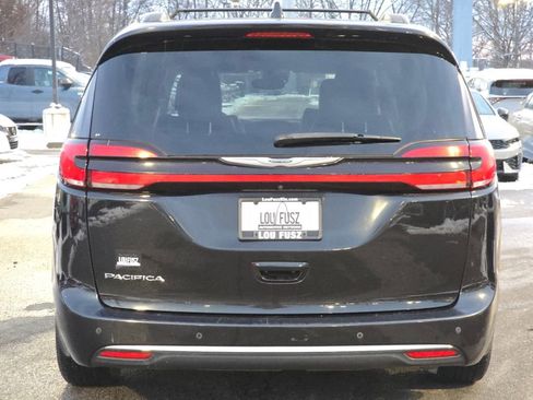 Used 2022 Chrysler Pacifica Touring-L image 16