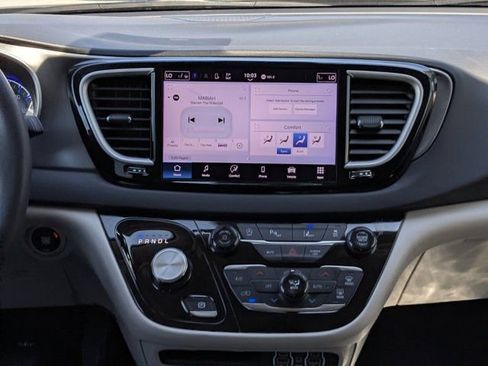 Used 2024 Chrysler Pacifica Touring-L image 19