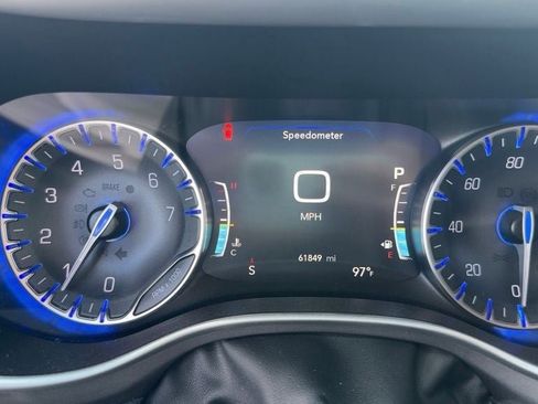 Used 2024 Chrysler Pacifica Touring-L FWD image 19