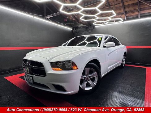 Used 2011 Dodge Charger SE RWD image 2
