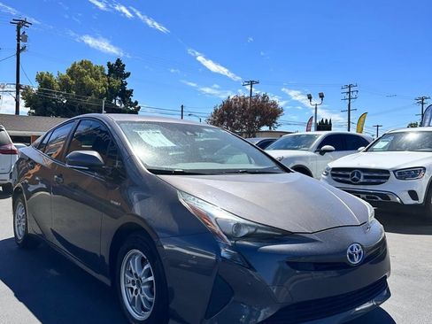 Used 2018 Toyota Prius Two w/ Prius Two Safety Plus Package FWD image 2