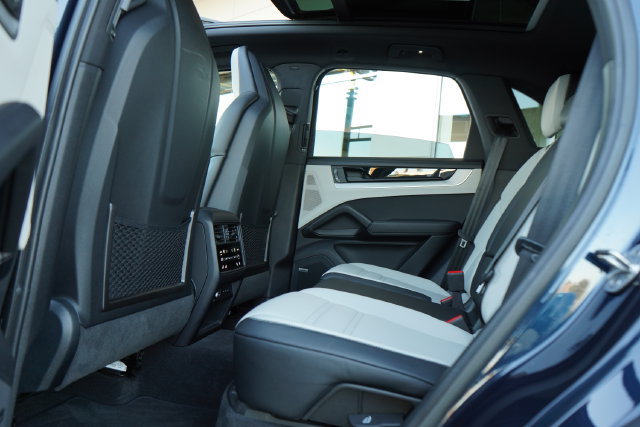 Used 2024 Porsche Cayenne AWD/4WD image 30