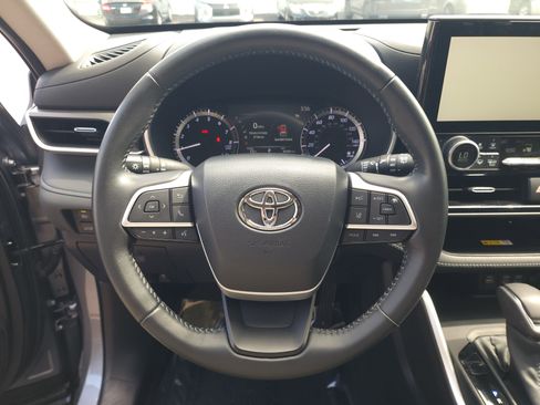 Used 2023 Toyota Highlander XLE FWD image 23