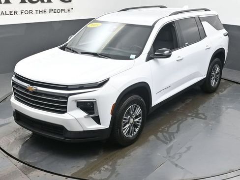 Used 2025 Chevrolet Traverse LT image 46