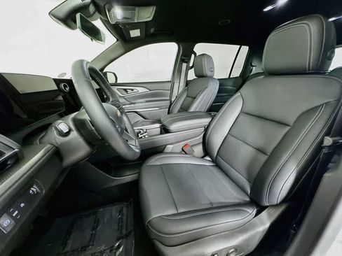 Used 2025 Chevrolet Traverse LT w/ Driver Confidence Package FWD image 12