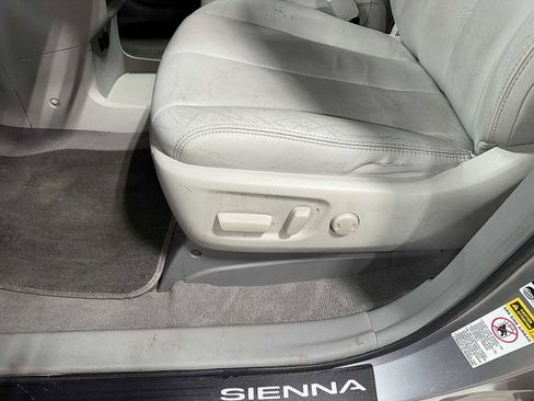 Used 2011 Toyota Sienna XLE image 23