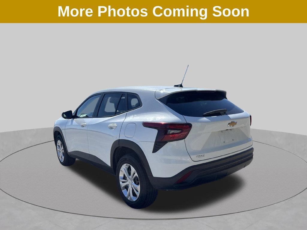 Used 2025 Chevrolet Trax LS FWD image 3